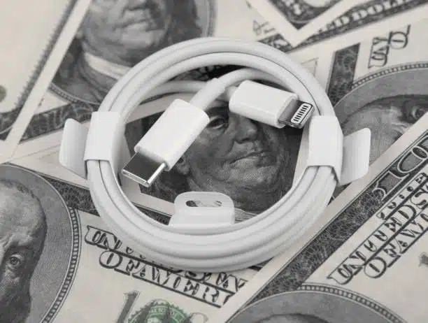 USB C and Lightning cable on dollar background