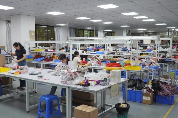 Workers assembling and organizing custom cables at Kingda Cables assembly workshop